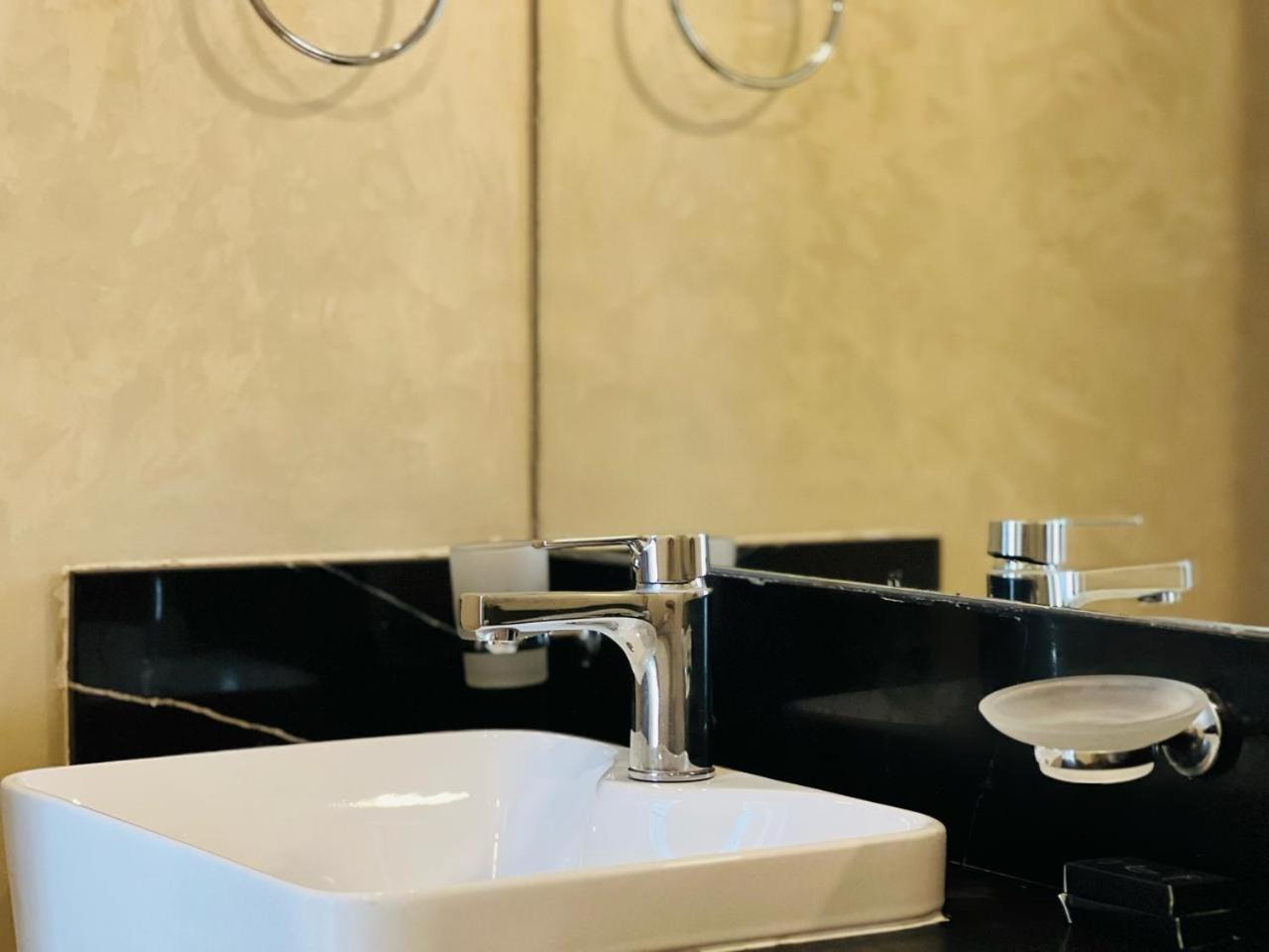 Luxurious Bedroom With Pool L Business Bay Canal L 10 Min To Mall L Burj Khalifa L Down Town Apartment *