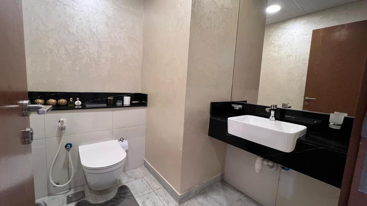Apartment Luxurious Bedroom With Pool L Business Bay Canal L 10 Min To Mall L Burj Khalifa L Down Town *