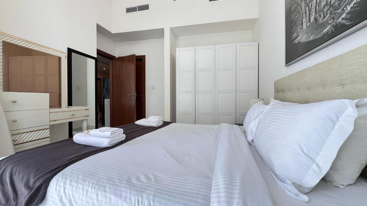 Apartment Luxurious Bedroom With Pool L Business Bay Canal L 10 Min To Mall L Burj Khalifa L Down Town *